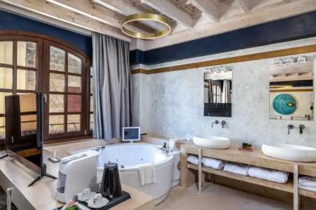 10GR Boutique & Wine Bar - 88