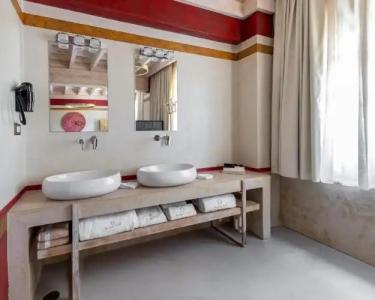 10GR Boutique & Wine Bar - 66