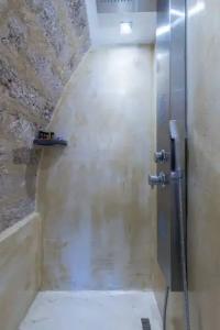 10GR Boutique & Wine Bar - 13