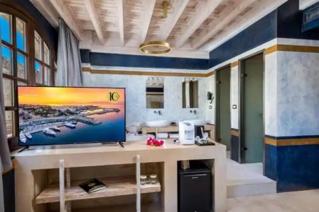 10GR Boutique & Wine Bar - 80