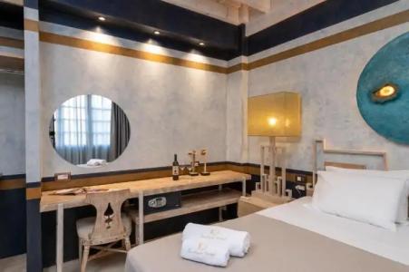 10GR Boutique & Wine Bar - 79