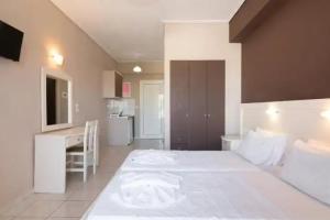 Dados Hotel, Laganas