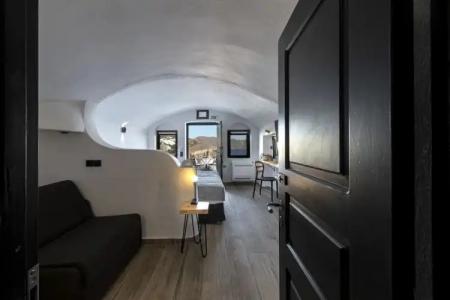 Pearl of Caldera Oia - Boutique by Pearl Collection - 10