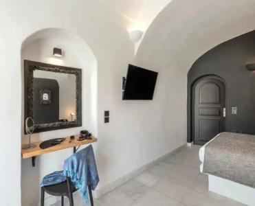 Pearl of Caldera Oia - Boutique by Pearl Collection - 81