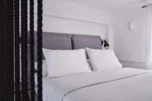 Mr and Mrs White Santorini Mini-hotel