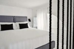 Mr and Mrs White Santorini Mini-hotel, Oia