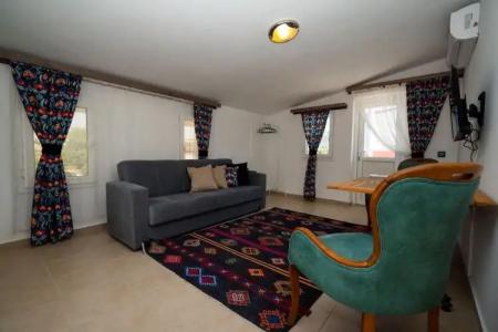 ESQUIRES and LOUNGES - 65