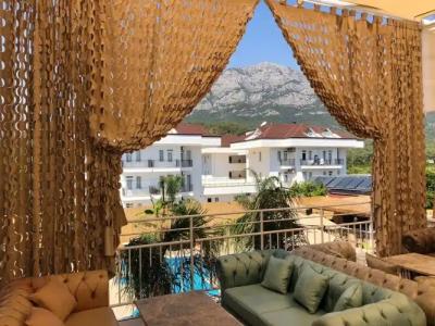 ESQUIRES and LOUNGES - 25