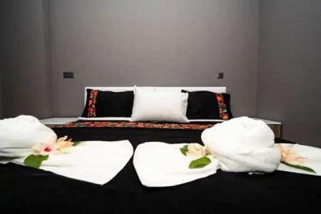 ESQUIRES and LOUNGES - 67