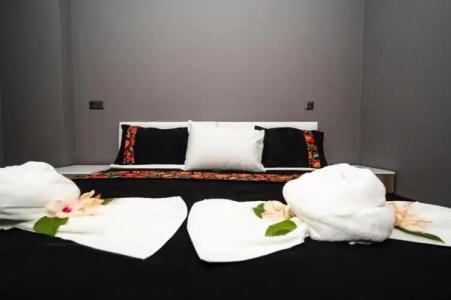 ESQUIRES and LOUNGES - 46