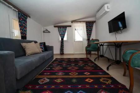 ESQUIRES and LOUNGES - 45