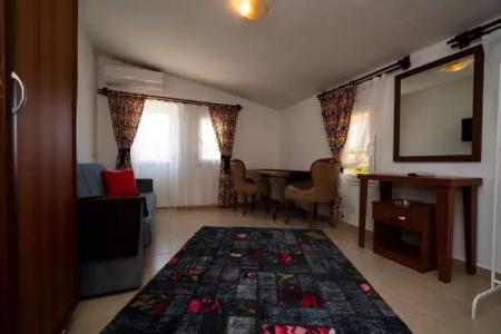 ESQUIRES and LOUNGES - 4