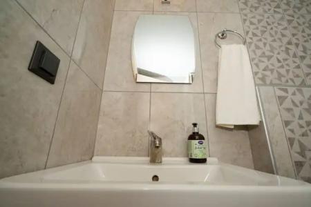 ESQUIRES and LOUNGES - 32