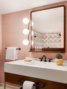 Graduate by Hilton Tucson - 28