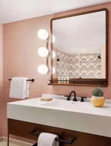 Graduate by Hilton Tucson - 56