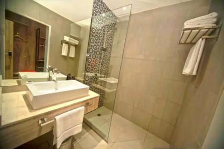 Kingsgate Canal - By Millennium, Dubai - 32