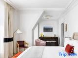 Eiffel Tower View Double Suite