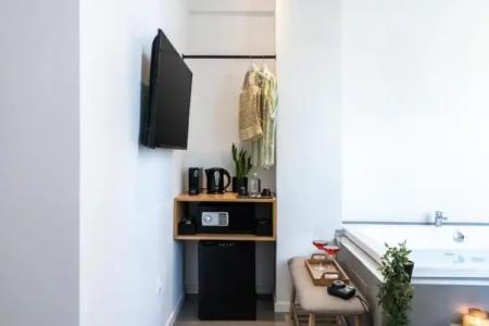 Melo Athens - 81