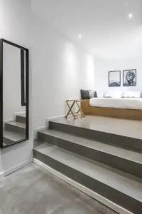Melo Athens - 103