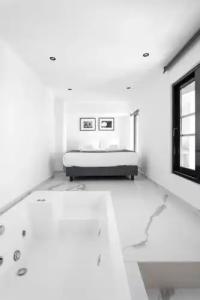 Melo Athens - 171