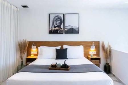 Melo Athens - 163