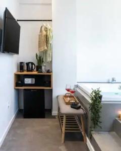 Melo Athens - 75