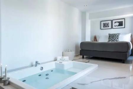 Melo Athens - 179
