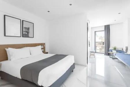 Melo Athens - 205