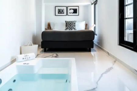 Melo Athens - 210