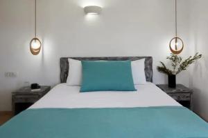 Symmetry Suites, Akrotiri