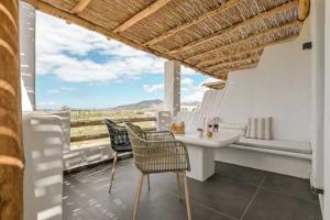 White Cocoon, Naxos Chora