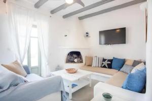 Villa Elpida * 3-bed villa with stunning sea views, plunge pool, Naousa