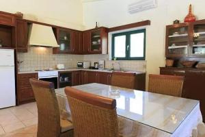 Villa Dimitris, Balion