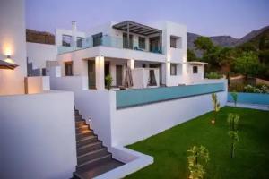 Adrianna Villa 1, Balion