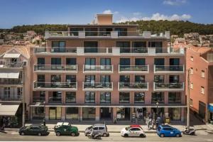 The Twelve Suites Collection, Argostoli