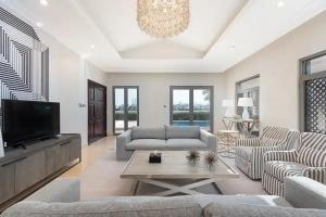 Maison Privee - Exclusive Villa w Dramatic Vw Private Beach & Pool, Dubai