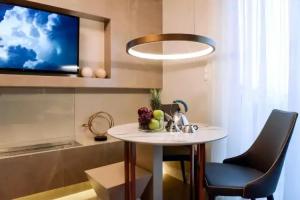 L - Suites, Kavala