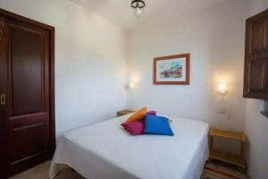 One bedroom house at Lipari 300 m away from the beach with sea view enclosed garden and wifi, Lipari Town