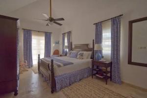 Cozy 4BDR villa in luxury beach resort with service staff and view of La Cana golf course, Punta Cana