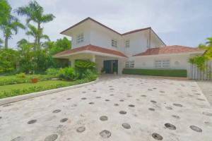 Cozy 4BDR villa in luxury beach resort with service staff and view of La Cana golf course, Punta Cana