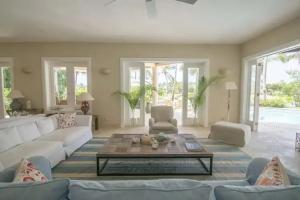 Spacious lake front villa with in-room jacuzzis in luxury golf and beach resort, Punta Cana