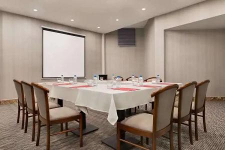 Ramada by Wyndham Van - 13