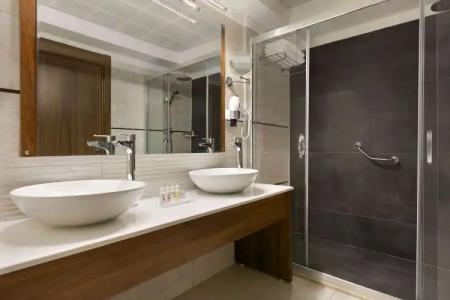 Ramada by Wyndham Van - 8