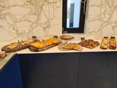 Cresanto Luxury Suites - 7