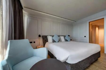 Land's End, Boutique - 4