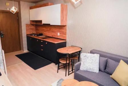 BOUTIQUE ENTRY E - 74