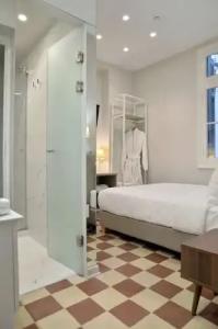 1900 ATHENIAN HOUSE - 46