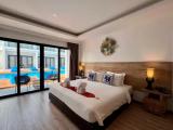 Deluxe room with balcony and with pool view