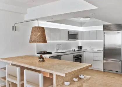 JUNIOR PRIVATE SUITE Unit located W South Beach - 100
