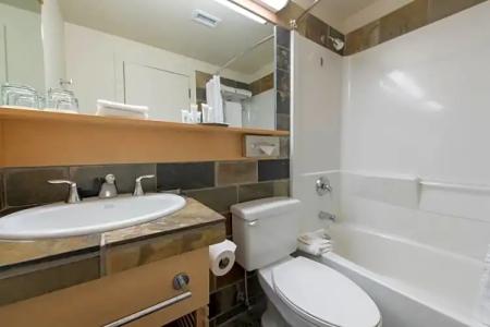 The Juniper & Bistro - 56